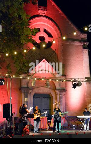 Francia, Herault, Beziers, luogo del tempio, feria annuale per le strade della città, spettacolo di Flamenco davanti a una chiesa di notte Foto Stock