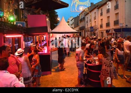 Francia, Herault, Beziers, feria annuale per le strade della città, atmosfera notturna in una bodega Foto Stock