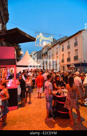 Francia, Herault, Beziers, feria annuale per le strade della città, atmosfera notturna in una bodega Foto Stock