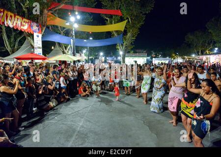 Francia, Herault, Beziers, feria annuale per le strade della città, il gruppo di musica folk di danza polinesiana davanti al pubblico di notte Foto Stock
