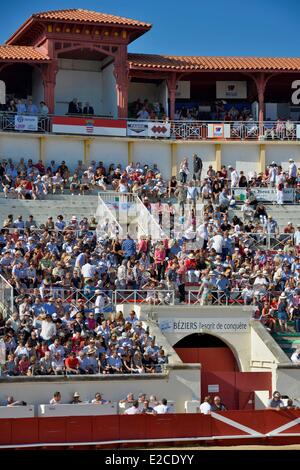 Francia, Herault, Beziers, feria annuale della città, la corrida in arene, durante le corride, camminare in terrazze Foto Stock