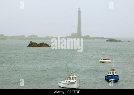 Francia, Finisterre, Pays des Abers, leggende Costa, Plouguerneau, isola vergine nell arcipelago di Lilia, la Vergine Island Lighthouse, visto da Pointe du Kastell Ac'h, è il più alto faro in Europa con un'altezza di 82,5 metri Foto Stock