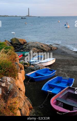 Francia, Finisterre, Pays des Abers, leggende Costa, Plouguerneau, isola vergine nell arcipelago di Lilia, la Vergine Island Lighthouse, visto da Pointe du Kastell Ac'h, è il più alto faro in Europa con un'altezza di 82,5 metri Foto Stock