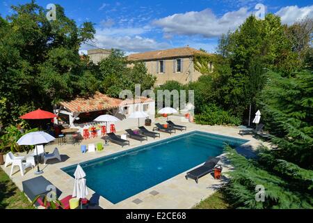 Francia, Herault, Serignan, Domaine des Layres, ex vigna totalmente rinnovato in pensioni, piscina esterna con sedie a sdraio e ombrelloni Foto Stock