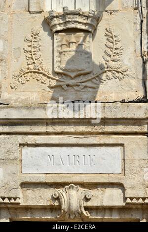 Francia, Herault, Villeneuve les Beziers, Place Jean Jaures, dettaglio della scultura a parete ai piedi del municipio Foto Stock