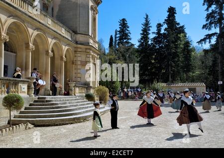 Francia, Bouches du Rhone, Fontvieille, Fete des Moulins (Mills Festival), Chateau de Montauban, ragazze in abiti di abitante di Foto Stock