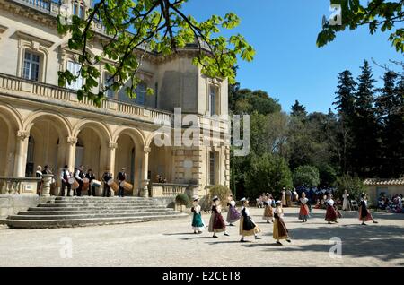 Francia, Bouches du Rhone, Fontvieille, Fete des Moulins (Mills Festival), Chateau de Montauban, ragazze in abiti di abitante di Foto Stock