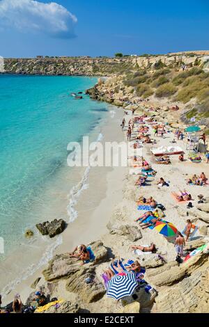 L'Italia, sicilia, isole Egadi, isola di Favignana, Cala Azzurra, vacanzieri su una spiaggia di sabbia bianca a ad anfiteatro acque blu turchese Foto Stock