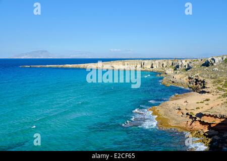 L'Italia, sicilia, isole Egadi, isola di Favignana, Cala Rossa, anfiteatro di roccia che circonda un mare turchese e blu Foto Stock