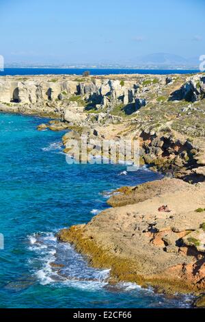 L'Italia, sicilia, isole Egadi, isola di Favignana, Cala Rossa, anfiteatro di roccia che circonda un mare turchese e blu Foto Stock