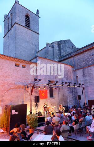 Francia, Herault, Beziers, chiostro Aphrodise santo, Occitano cabaret, mostra del gruppo Trio Sumi Foto Stock