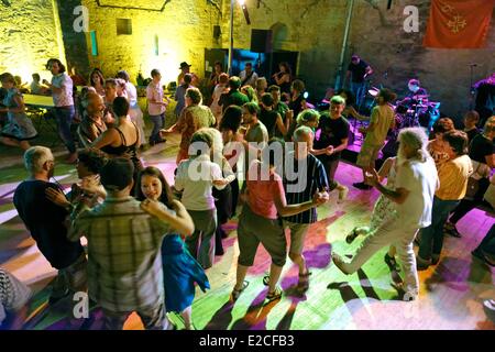 Francia, Herault, Beziers, chiostro Aphrodise santo, Occitano cabaret, spettacoli di danza locale di Debuta, il suono del gruppo Los Romegaires Foto Stock