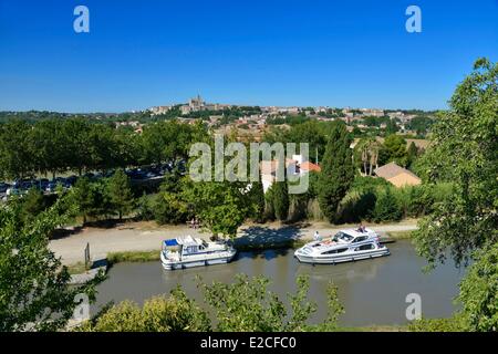 Francia, Herault, Beziers, il Canal du Midi, l'UNESCO, serrature di Fonseranes, le imbarcazioni da diporto con una cattedrale Saint Nazaire in background Foto Stock