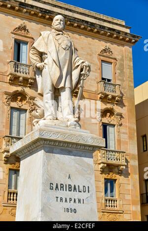 L'Italia, Sicilia, Trapani, centro storico, statua di Garibaldi con un edificio in pietra in background Foto Stock