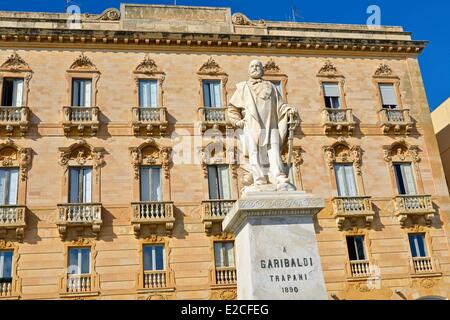 L'Italia, Sicilia, Trapani, centro storico, statua di Garibaldi con un edificio in pietra in background Foto Stock