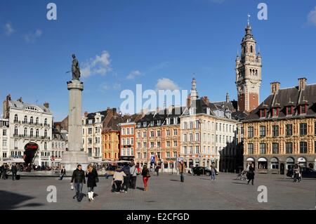 Francia, Nord, Lille, Place du General de Gaulle o Grand Place con la statua della dea sulla sua colonna e la torre campanaria Foto Stock