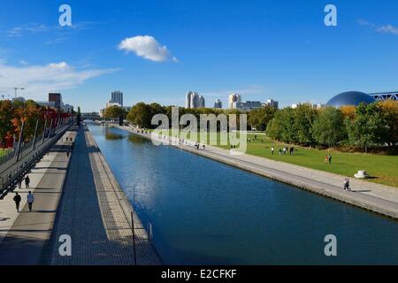 Francia, Parigi, il Canal de l'Ourcq nel Parc de la Villette e il Geode sulla destra Foto Stock