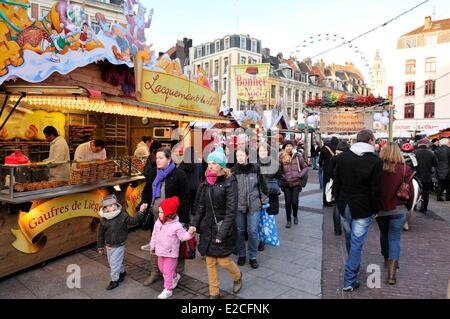 Francia, Nord, Lille, Place Rihour, chalet cialde di vendita nel mercato di Natale Foto Stock