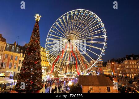 Francia, Nord, Lille, Place du General de Gaulle o Grand Place, la grande ruota impostato per Natale e accese di notte Foto Stock