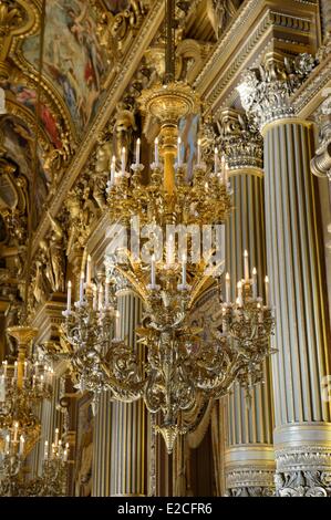Francia, Parigi, Opera Garnier, lampadario nel grande atrio Foto Stock