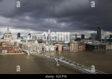 Regno Unito, Londra, Southwark, Bankside, Tate Modern, vista sulla città e sul fiume Tamigi e Millenium Bridge dall'architetto Norman Foster, San Paolo cupola sulla sinistra, dal ristorante Foto Stock