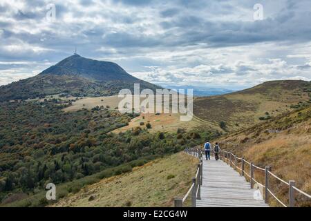 Francia, Puy de Dome, Parc Naturel Regional des Volcans d'Auvergne (vulcani di Auvergne parco naturale regionale), Chaine des Puys, Orcines, gradini in legno per accedere alla parte superiore del cono vulcanico del Puy Pariou, Puy de Dome in background Foto Stock