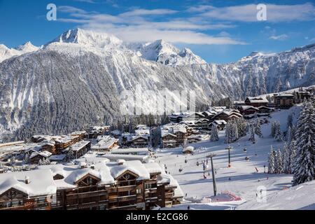 Francia, Savoie, Massif de la Vanoise, Valle Tarentaise, 3 valli, Courchevel 1850 ski resort, il centro della località sciistica, in vista del Gran Bec Peak (3398m) nel Parc National de la Vanoise Foto Stock