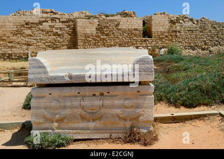Israele, Distretto di Haifa, CESAREA, rovine di Cesarea, sarcofago nella parte anteriore delle pareti esterne di Herode grande palazzo Foto Stock