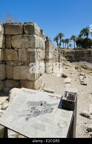 Israele, Distretto Settentrionale, Galileo, sito archeologico di Meghiddo che fu abitata da 7000 a 500 a.e.v., l Apocalisse di Giovanni Apostolo cita Armageddon (Har Meghiddo, il monte di Meghiddo) come il luogo dove i re della terra si riuniscono per rendere la guerra finale, il city gate del tardo periodo bronz Foto Stock