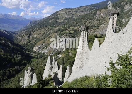 La Svizzera nel canton Vallese, Val d'Herens Euseigne la naturale piramidi, coni tappate le rocce in equilibrio Foto Stock