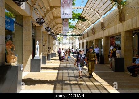 Israele, Gerusalemme, Mamilla mall e lusso strada pedonale dello shopping in città moderna, progettato dall architetto israeliano Moshe Safdie Foto Stock