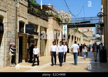 Israele, Gerusalemme, Mamilla mall e lusso strada pedonale dello shopping in città moderna, progettato dall architetto israeliano Moshe Safdie Foto Stock