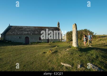 Francia, Finisterre, Treflez, trekking lungo le dune di Keremma davanti alla St cappella Guvroc Foto Stock