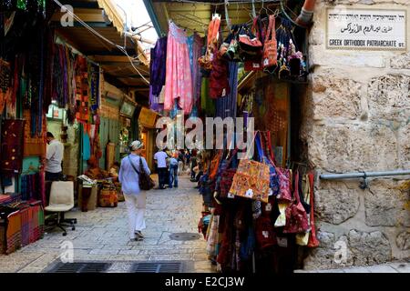 Israele, Gerusalemme, città santa e la città vecchia sono classificati come patrimonio mondiale dall' UNESCO, Quartiere Cristiano, souvenir shop nel souk Foto Stock