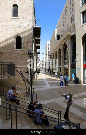 Israele, Gerusalemme, Mamilla mall e lusso strada pedonale dello shopping in città moderna, progettato dall architetto israeliano Moshe Safdie Foto Stock