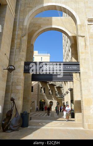 Israele, Gerusalemme, Mamilla mall e lusso strada pedonale dello shopping in città moderna, progettato dall architetto israeliano Moshe Safdie Foto Stock