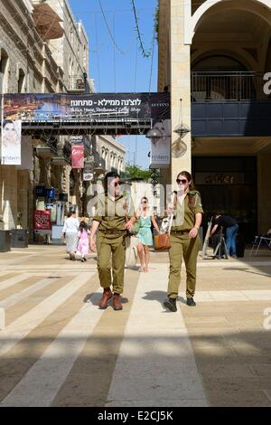 Israele, Gerusalemme, Mamilla mall e lusso strada pedonale dello shopping nella città moderna, militari donne mentre lo shopping Foto Stock