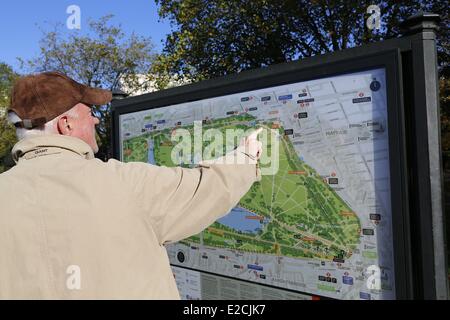 Regno Unito, Londra, Hyde Park domenica per turisti in cerca di una mappa Foto Stock