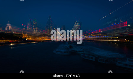 Il centro di Londra , Città Fiume Tamigi di notte il crepuscolo della sera sfocatura zoom arte astratta movimento artistico la Cattedrale di St Paul Oxo Tower Foto Stock