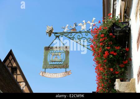 Francia, Haut Rhin, Alsazia strada del vino, Eguisheim, etichettati Les Plus Beaux Villages de France (i più bei villaggi di Francia), Segno Foto Stock