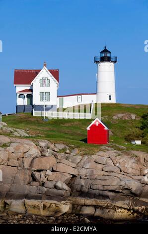 Stati Uniti Maine York Cape Neddick Nubble faro si trova su un isola vicino alla costa Foto Stock