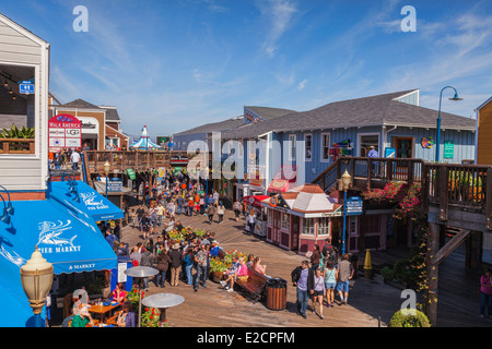 La folla su Pier 39, San Francisco, su una soleggiata giornata di primavera. Foto Stock