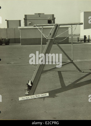 Questa immagine raffigura lo stabilimento e il personale della Convair/General Dynamics, mostrando l'importanza dell'azienda nello sviluppo di aeromobili all'avanguardia durante la metà del XX secolo. Sono evidenziati i loro contributi all'aviazione militare e civile. Foto Stock