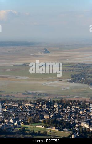 France Manche della baia di Mont Saint Michel sono classificati come patrimonio mondiale dall' UNESCO Mont Saint Michel a bassa marea e la città di Foto Stock