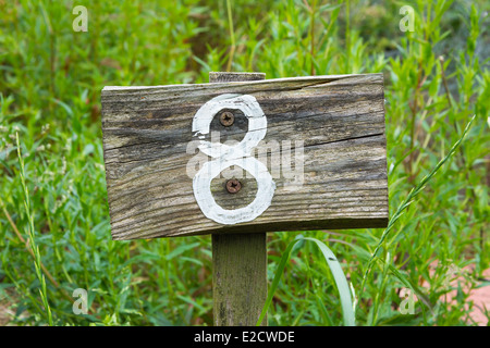 Cartello in legno dando giardino numero del posto di osservazione Foto Stock