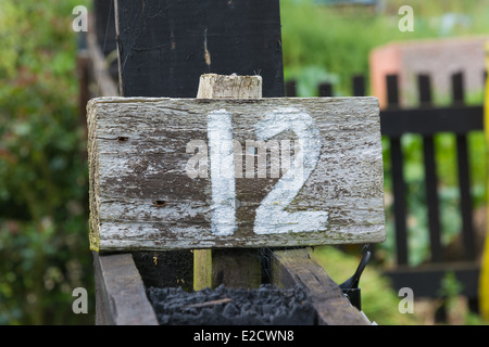 Cartello in legno dando giardino numero del posto di osservazione Foto Stock