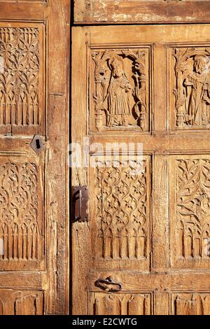 Francia Hautes Alpes Valle Nevache Claree larice porta chiesa di Saint Marcelin (circa quattrocento) Foto Stock