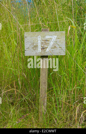 Cartello in legno dando giardino numero del posto di osservazione Foto Stock