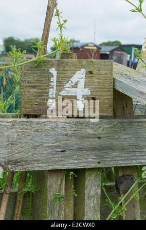 Cartello in legno dando giardino numero del posto di osservazione Foto Stock