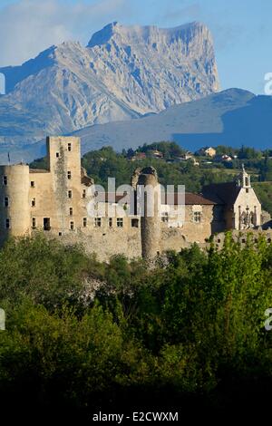 Francia Hautes Alpes Tallard Castello (XIV e XVI) e San Gregorio chiesa classificate come monumenti storici massicio degli Ecrins nel Foto Stock